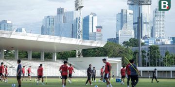 La Grande Datangi Latihan Timnas Indonesia U-22 Sebelum SEA Games 2025, Bentangkan 2 Spanduk Besar dan Nyalakan Suar: Hanya Ada Medali Emas!
