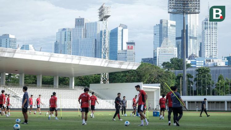La Grande Datangi Latihan Timnas Indonesia U-22 Sebelum SEA Games 2025, Bentangkan 2 Spanduk Besar dan Nyalakan Suar: Hanya Ada Medali Emas!
