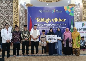 LAZISMU Riau Salurkan Bantuan di Puncak Milad 113 Muhammadiyah