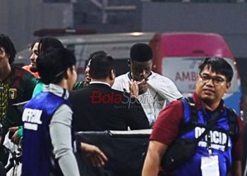 Pemain Mali Senang Dikasih Jersey Timnas Indonesia, Cium Logo Garuda