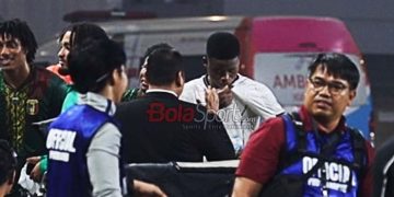 Pemain Mali Senang Dikasih Jersey Timnas Indonesia, Cium Logo Garuda