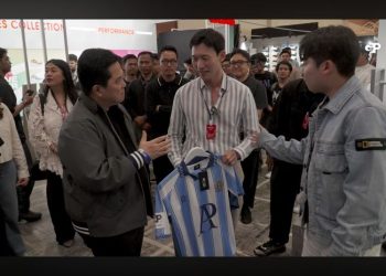 Saat Erick Thohir Cueki Buku Shin Tae-yong sekaligus Cek Produk Pratama Arhan, Media Asing: Bahkan Sengaja Tak Menoleh