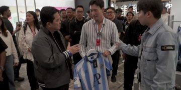 Saat Erick Thohir Cueki Buku Shin Tae-yong sekaligus Cek Produk Pratama Arhan, Media Asing: Bahkan Sengaja Tak Menoleh