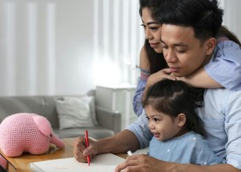 Gerakan Ayah Mengambil Raport: Peran Sederhana Bapak yang Berdampak Besar pada Prestasi Anak