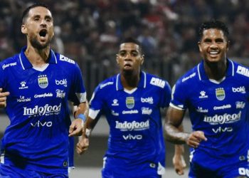 Persib Bandung kembali melanjutkan tren positifnya. Bertandang ke markas Madura United di Stadion Ratu Pamelingan, Pamekasan, Madura,Minggu (30/11/2025) malam, Maung Bandung pulang dengan tiga poin meyakinkan setelah menang 4-1.