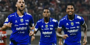 Persib Bandung kembali melanjutkan tren positifnya. Bertandang ke markas Madura United di Stadion Ratu Pamelingan, Pamekasan, Madura,Minggu (30/11/2025) malam, Maung Bandung pulang dengan tiga poin meyakinkan setelah menang 4-1.