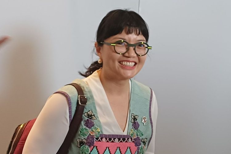 Wamen Stella: Mau Anak Pintar, Jangan Jawab Anak dengan “Enggak Usah Tanya-tanya”