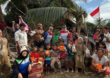 Relawan Pertamina Salurkan Bantuan ke Kampung Sunting yang Terisolasi
