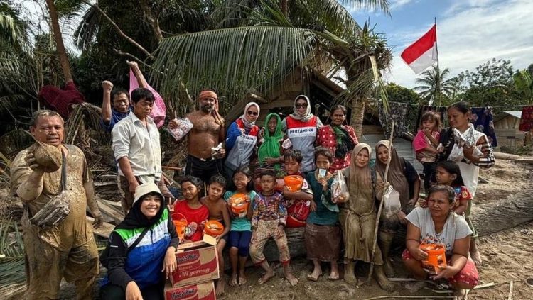 Relawan Pertamina Salurkan Bantuan ke Kampung Sunting yang Terisolasi