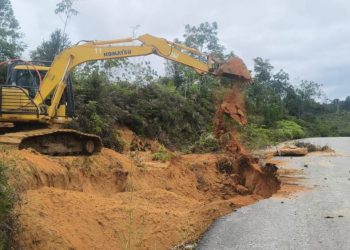 PUPR Riau Gerak Cepat Turunkan Alat Berat Tangani Longsor di Jalan Ujung Batu-Rokan Batas Sumbar
