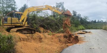 PUPR Riau Gerak Cepat Turunkan Alat Berat Tangani Longsor di Jalan Ujung Batu-Rokan Batas Sumbar
