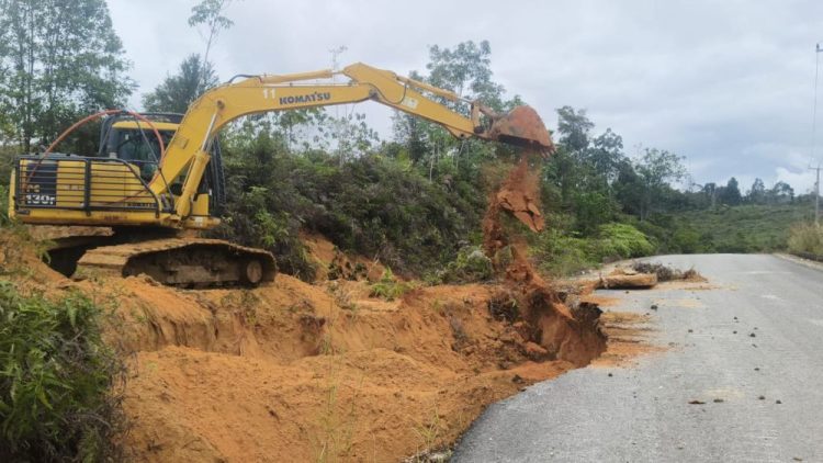PUPR Riau Gerak Cepat Turunkan Alat Berat Tangani Longsor di Jalan Ujung Batu-Rokan Batas Sumbar
