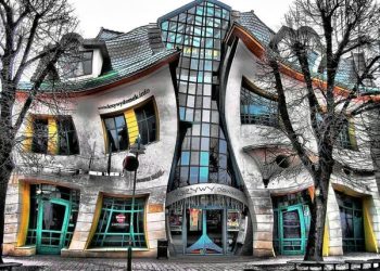 Rumah Bengkok Ini Jago Nipu Mata, Bentuknya Seperti Meleleh