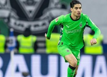 Duh! Tubrukan 3 Pemain, Bek Timnas Indonesia Kevin Diks Diduga Alami Cedera Kepala di Bundesliga