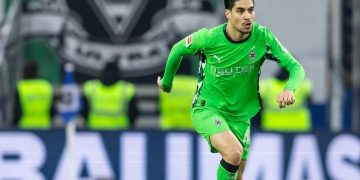 Duh! Tubrukan 3 Pemain, Bek Timnas Indonesia Kevin Diks Diduga Alami Cedera Kepala di Bundesliga