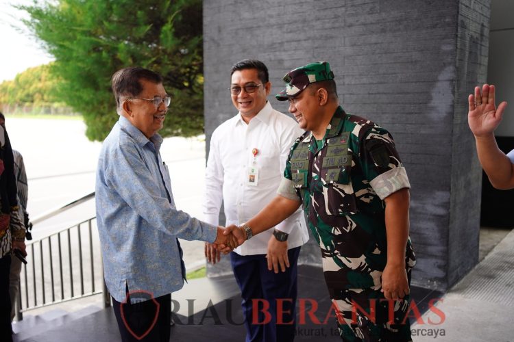 Kasdam XIX Tuanku Tambusai  Sambut Kedatangan Bapak Dr. (H.C) Drs. H. M. Jusuf Kalla di Pekanbaru