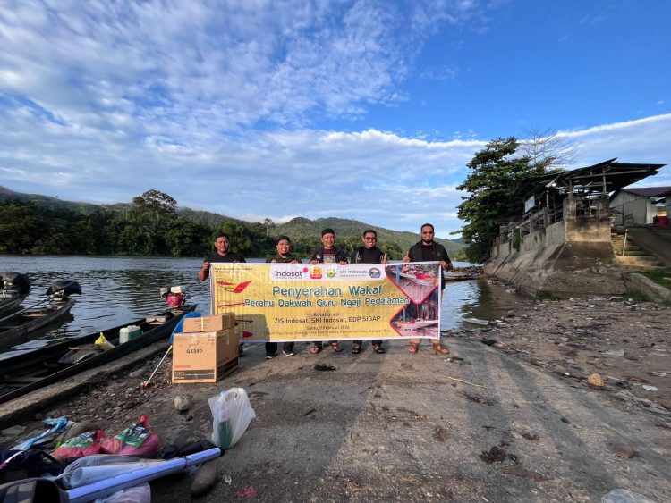 Penyerahan Wakaf Al-Qur’an dan Perahu Dakwah Guru Ngaji Pedalaman oleh EDP dan SIGAP