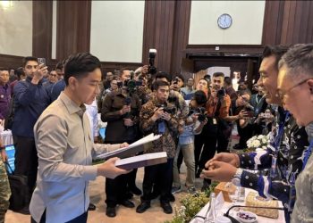 Ketua DPD ASITA Bali Putu Winastra Serahkan Profil ASITA dan BBTF kepada Wakil Presiden Gibran Rakabuming Raka