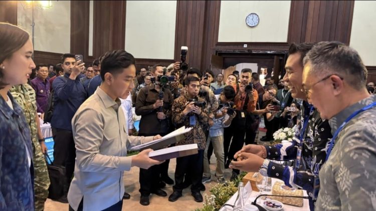 Ketua DPD ASITA Bali Putu Winastra Serahkan Profil ASITA dan BBTF kepada Wakil Presiden Gibran Rakabuming Raka