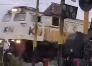 Masih Mau Nekat ? Pemotor 23 Tahun Tewas Tertabrak Kereta Sangkuriang di Jember