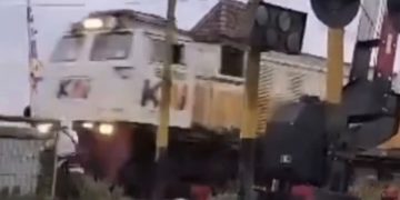 Masih Mau Nekat ? Pemotor 23 Tahun Tewas Tertabrak Kereta Sangkuriang di Jember