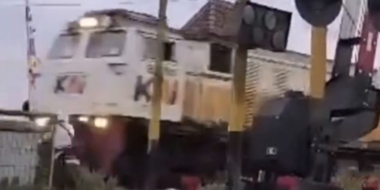Masih Mau Nekat ? Pemotor 23 Tahun Tewas Tertabrak Kereta Sangkuriang di Jember
