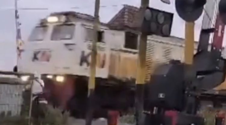 Masih Mau Nekat ? Pemotor 23 Tahun Tewas Tertabrak Kereta Sangkuriang di Jember