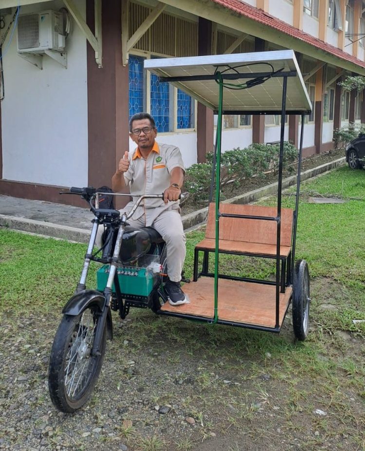 Mahasiswa dan Dosen Teknik Elektro, Inovasi Becak Elektrik Hybrid Solar Panel