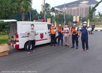 Relawan Rakyat Bahagia Bagikan 4.000 Masker Gratis di Car Free Day Pekanbaru