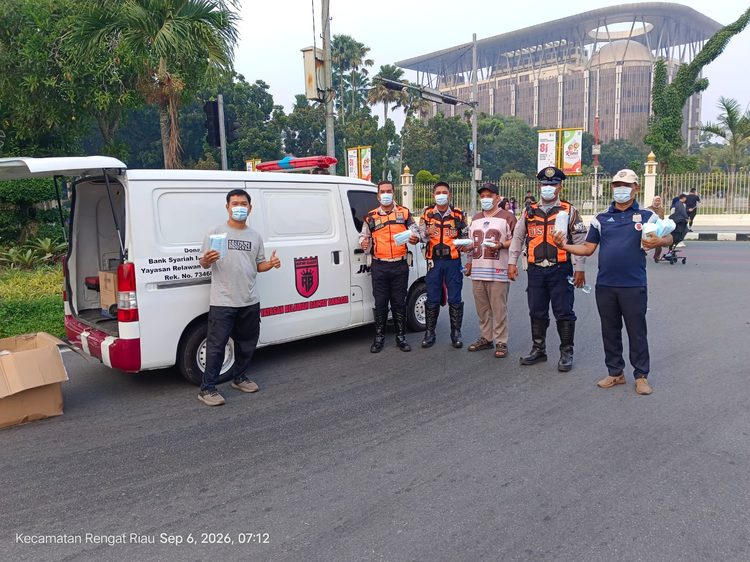 Relawan Rakyat Bahagia Bagikan 4.000 Masker Gratis di Car Free Day Pekanbaru