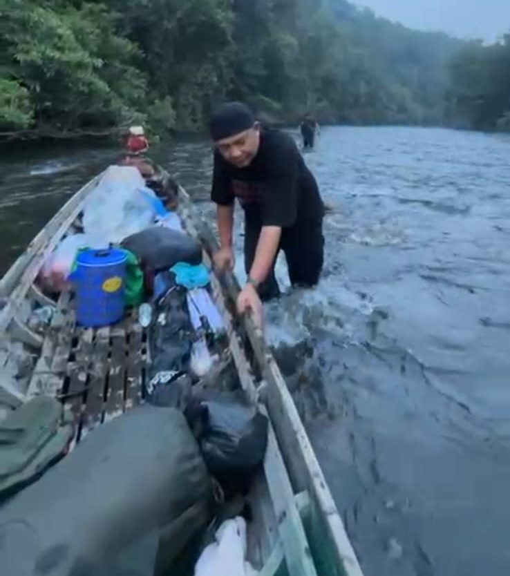 Terjang Arus Deras Demi Dakwah dan Antarkan Amanah Bantuan di Pedalaman Kampar Kiri Hulu