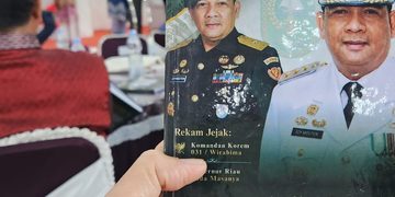 Ular Makan Linggis: Ketika Prinsip Tak Bisa Dibengkokkan