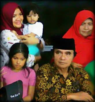 “Ulang Tahun & Kacamata Hitam…”.