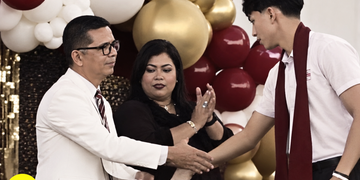 Ayah Dilarang Hadir di Wisuda karena Pakaian Kerja, Reaksi Sang Anak Bikin Haru